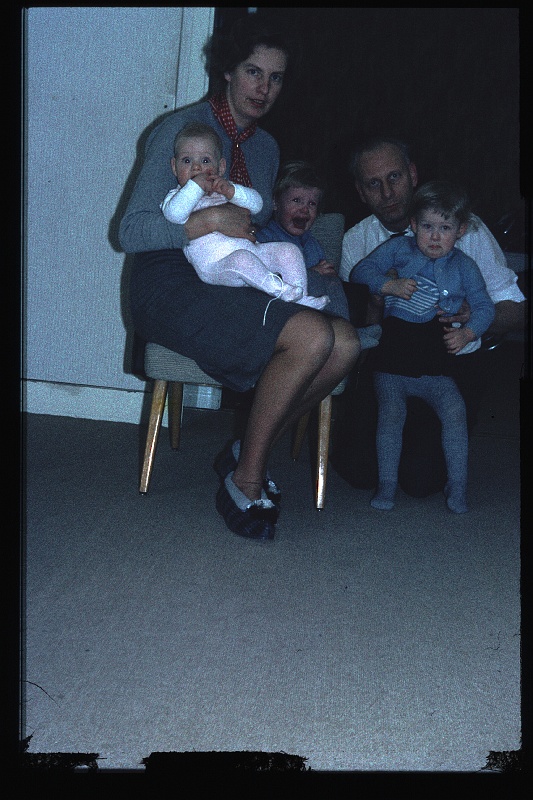 07.Delft feb 1966 Papa,Mama,Brigitte,Marion,Peter.JPG